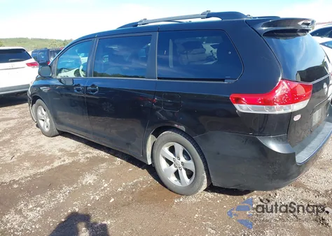 2014 Toyota Sienna Le V6 8 Passenger z USA, uszkodzony, nr VIN 5TDKK3DC0ES479467